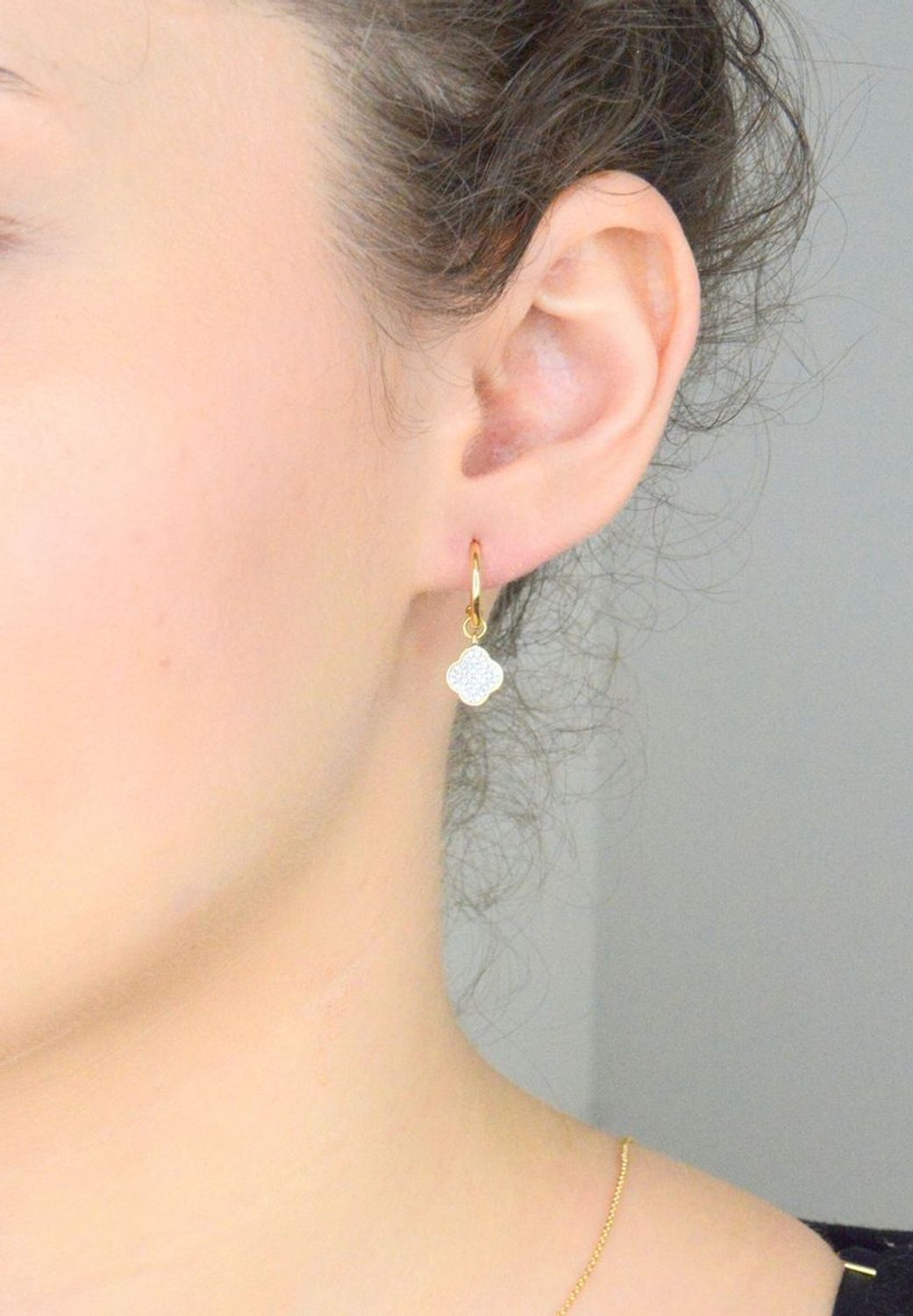 Kolczyki złote damskie wiszące koniczyny z białymi diamentami 585 E86410 Y S  Kolczyki wykonane z żółtego złota próby 585 z Diamentami. Kolczyki idealne na prezent dla każdej kobiety. 1.jpg